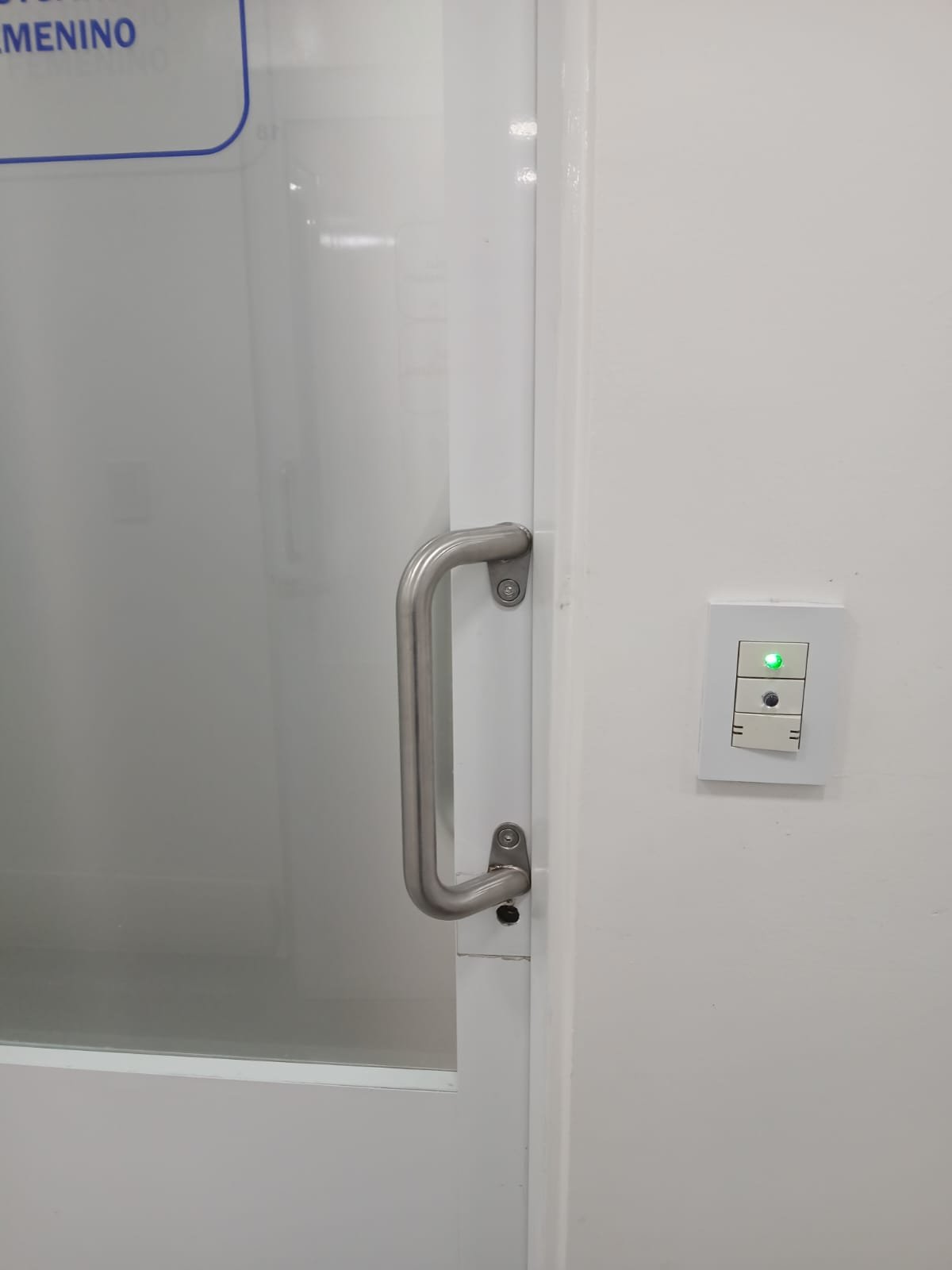 Puerta con sistema de control de acceso